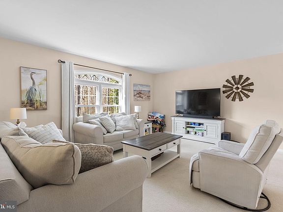 3rd image of 712 Petersburg Rd