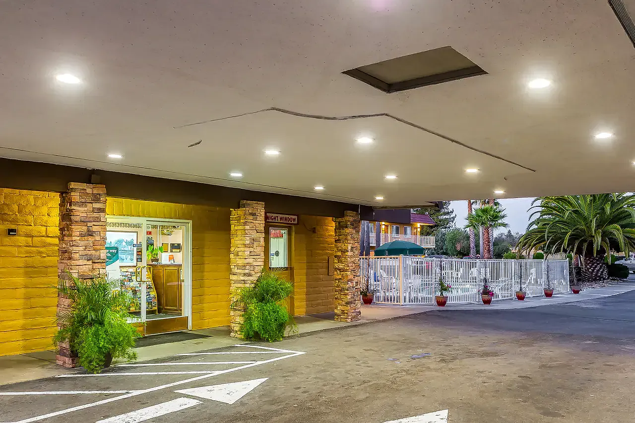 University Inn — Photo 1