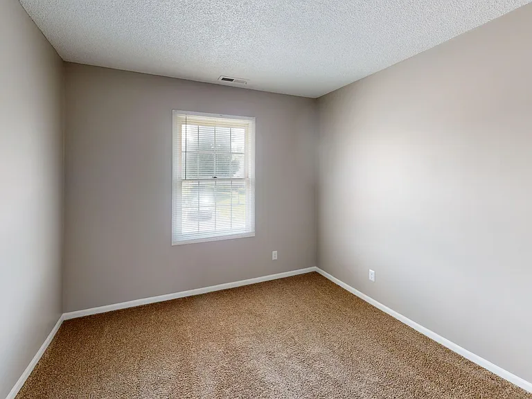 Turnberry Square Apartments — Photo 26