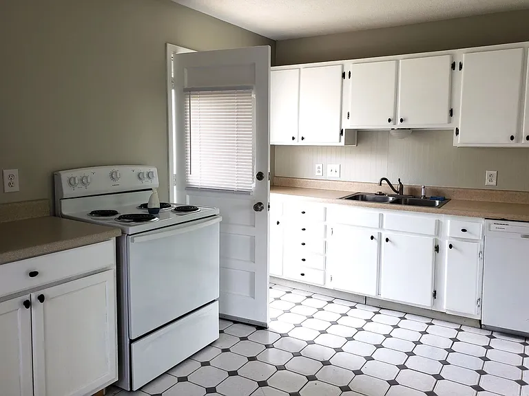 1220 W Patterson Ave — Photo 7