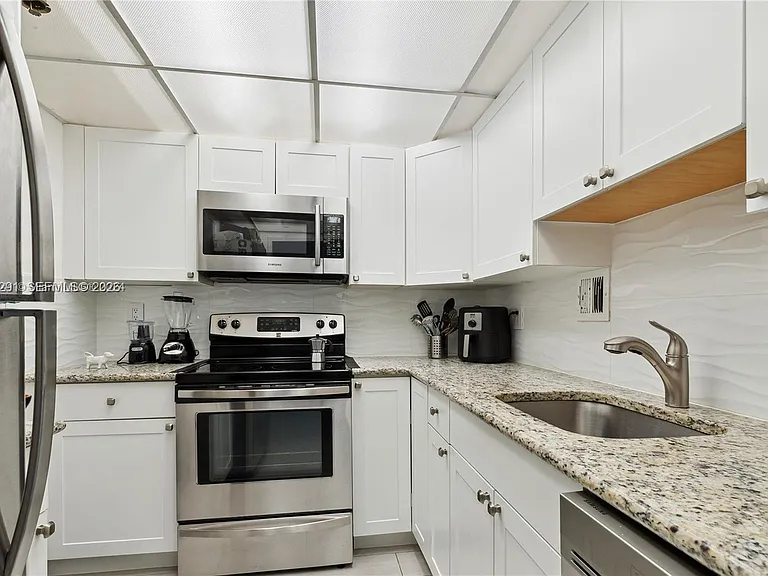 1000 West Ave #307 — Photo 7