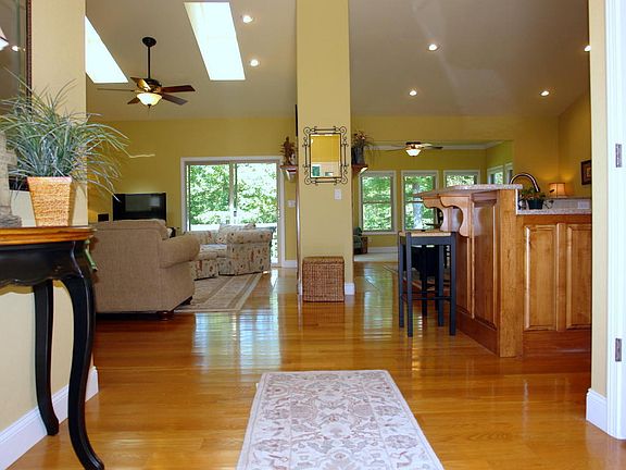 3rd image of 103 Edgemere Dr