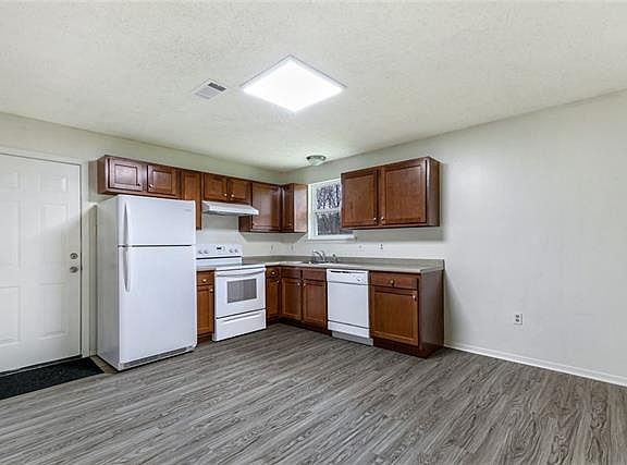 3rd image of 15660 Becky Ln