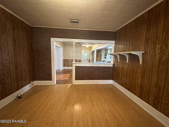 4th image of 542 Charles St