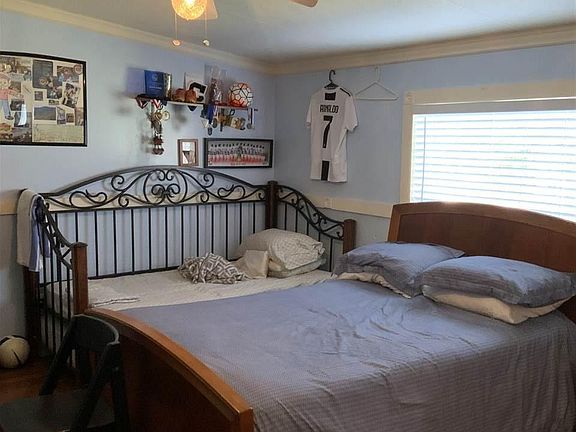 4th image of 106 NE 169th Pl