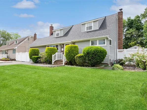 84 Westwood Road N, Massapequa Park, NY 11762