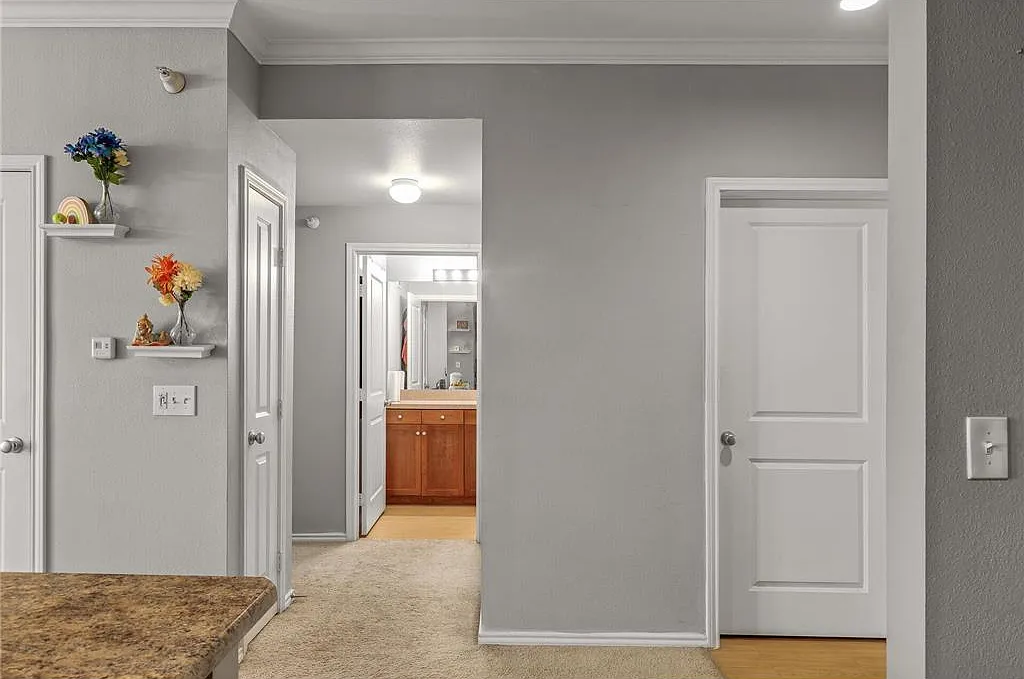 1 bed, 835 sqft, $1,350 — Photo 2