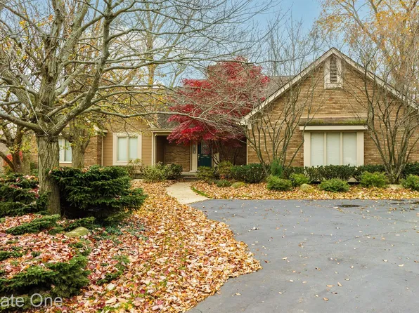 4342 Meadow Ln, Orchard Lake, MI 48323
