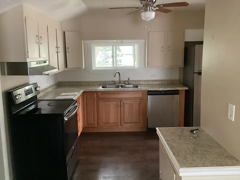 147 Carpenter St — Photo 2