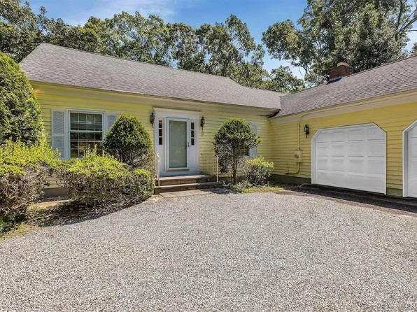 9 Oak Lane, Hampton Bays, NY 11946