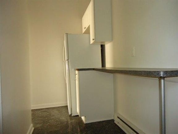 5. Kitchen - 19B Clairmont (2)