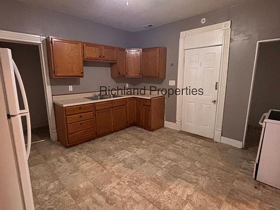 3rd image of 621 E 9th St