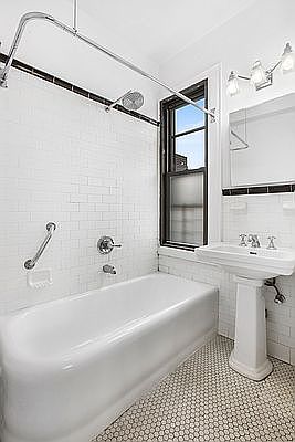 5th image of 1033 Lexington Ave #5A