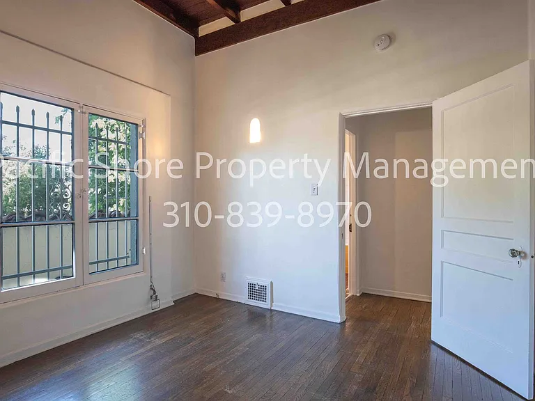 559 Alexandria Apartments — Photo 12