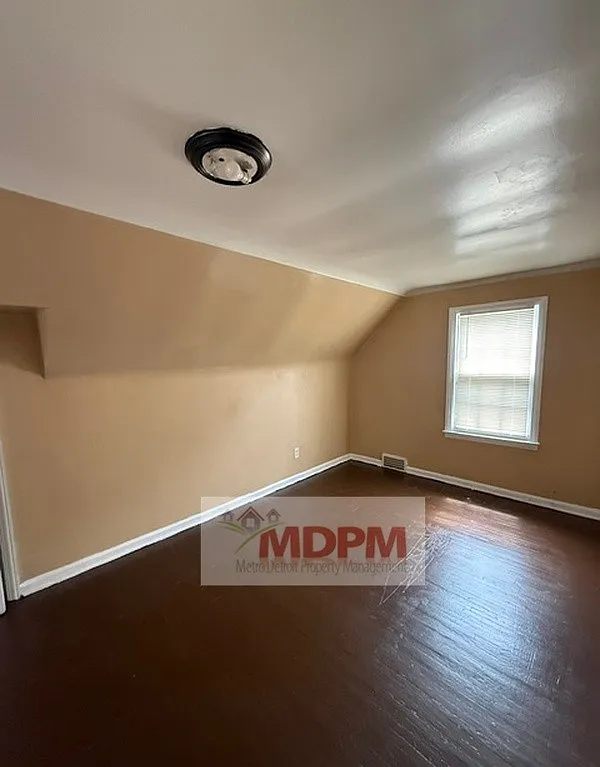 4 bed, 1.5 bath, 1871 sqft, $1,450 — Photo 4