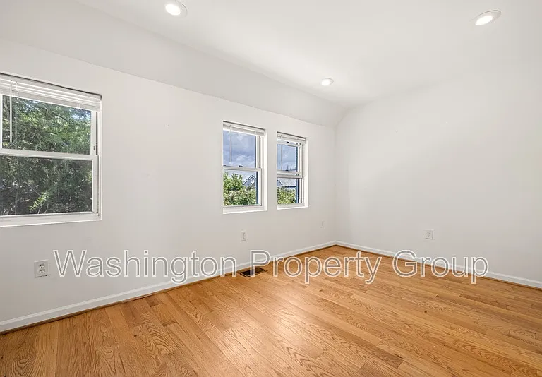 329 18th Pl NE — Photo 34