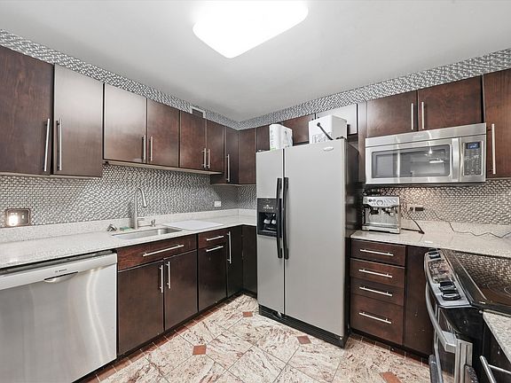 4th image of 200 N Dearborn St Unit 906