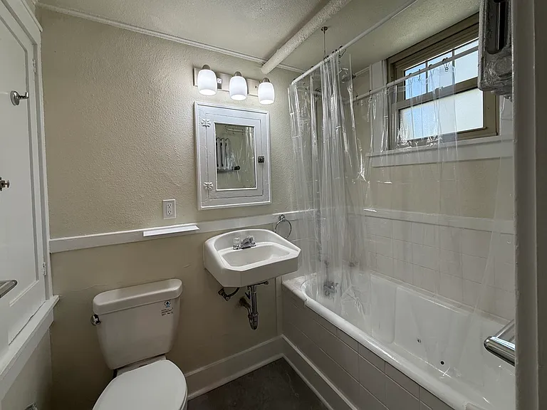 120 E 28th St #5 — Photo 5