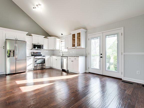 4th image of 2787 Iroquois Dr