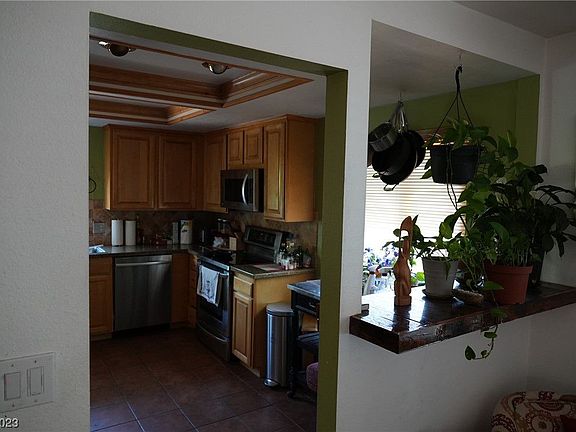2nd image of 2492 Domingo St