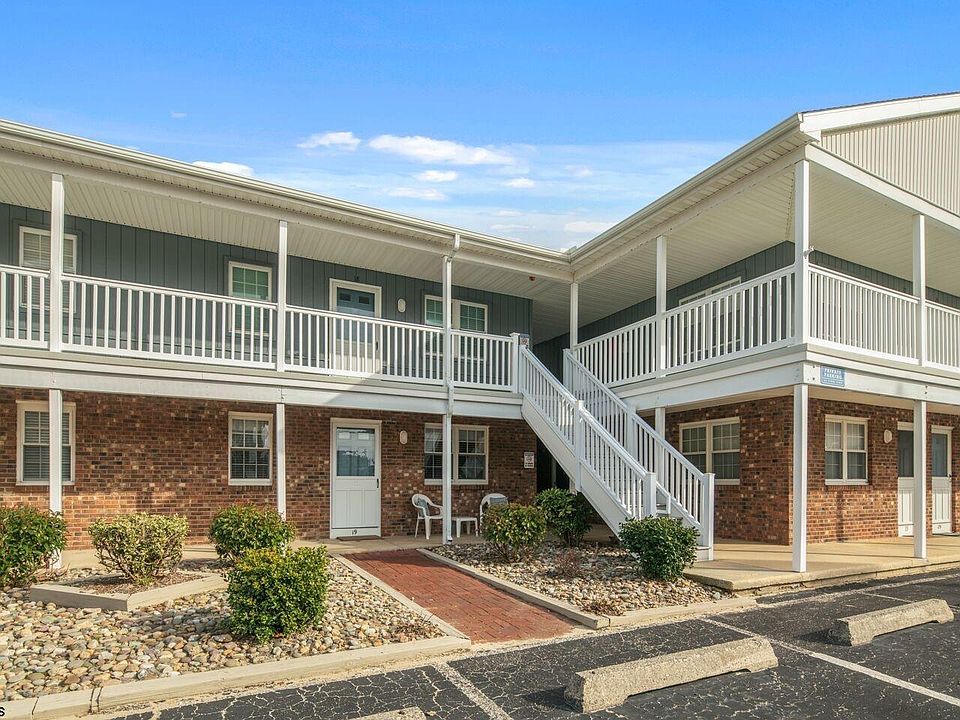 1st image of 825 Plymouth Pl #19