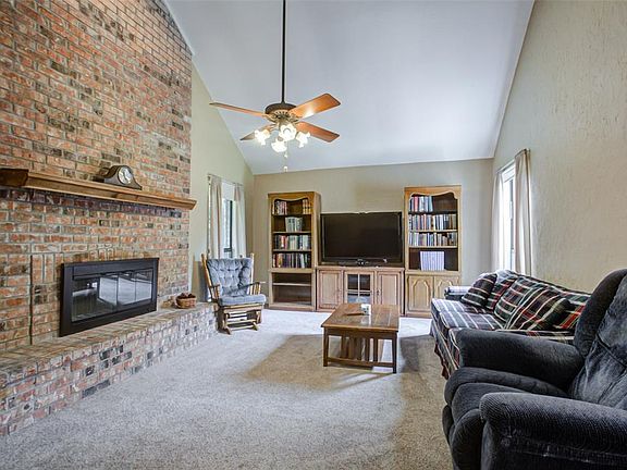 3rd image of 814 Torrance Dr