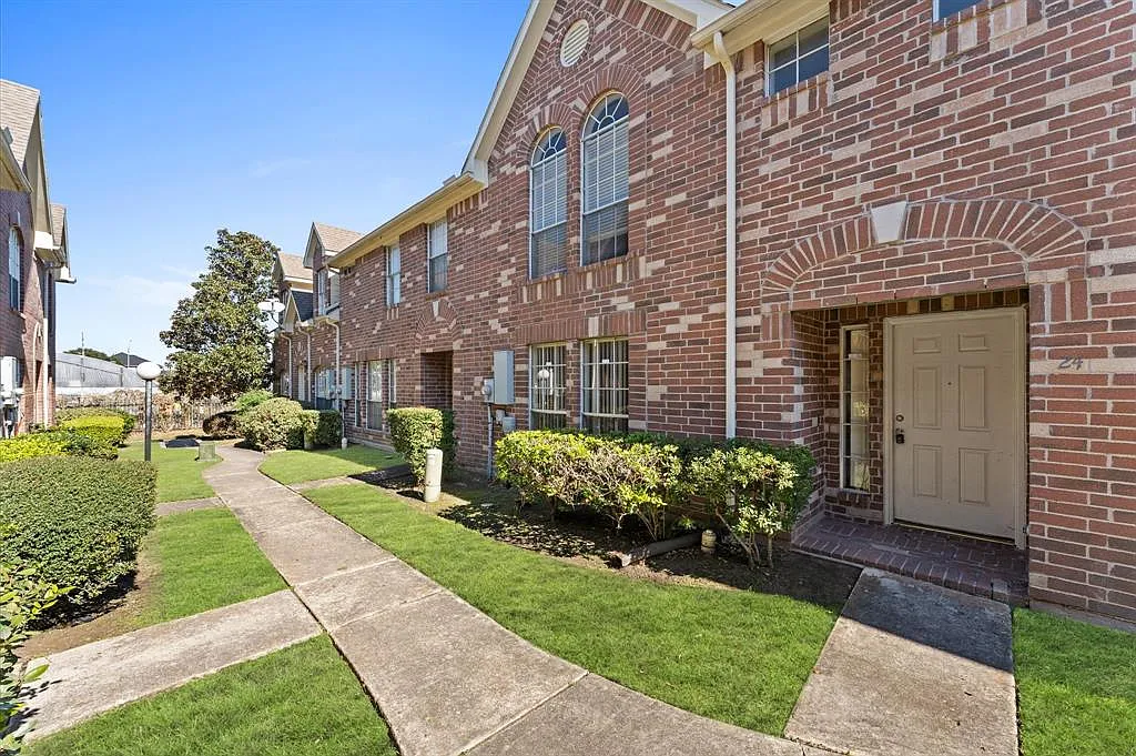 3 bed, 2.5 bath, 1920 sqft, $1,875 — Photo 1