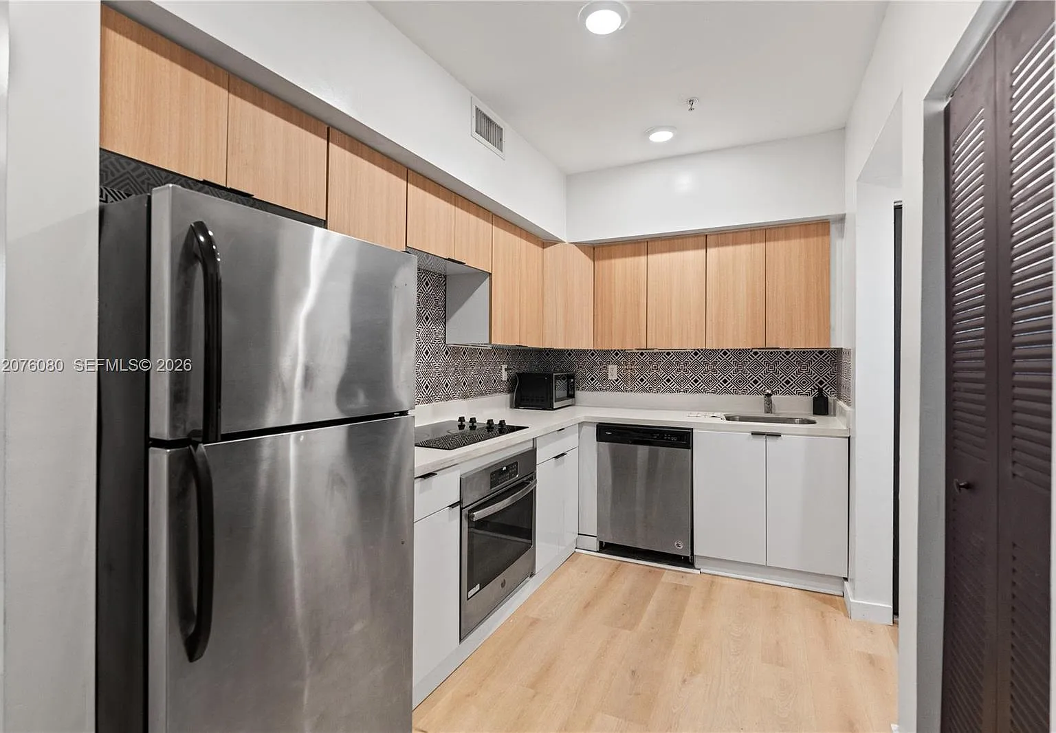First Deco Condo — Photo 2