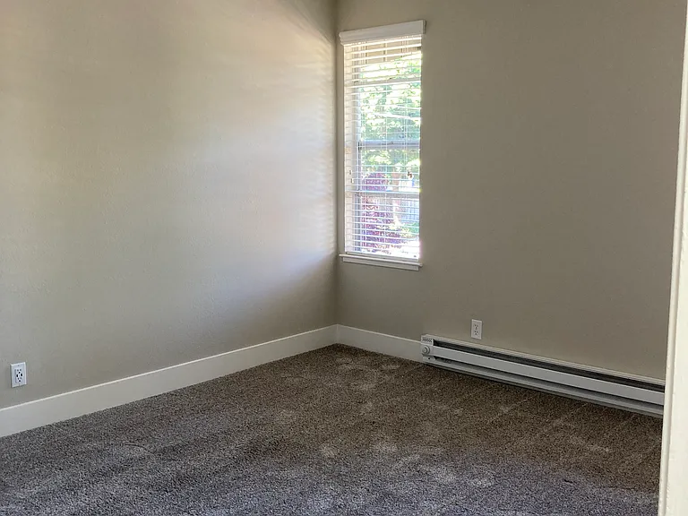 Riverdeck Apartments — Photo 33