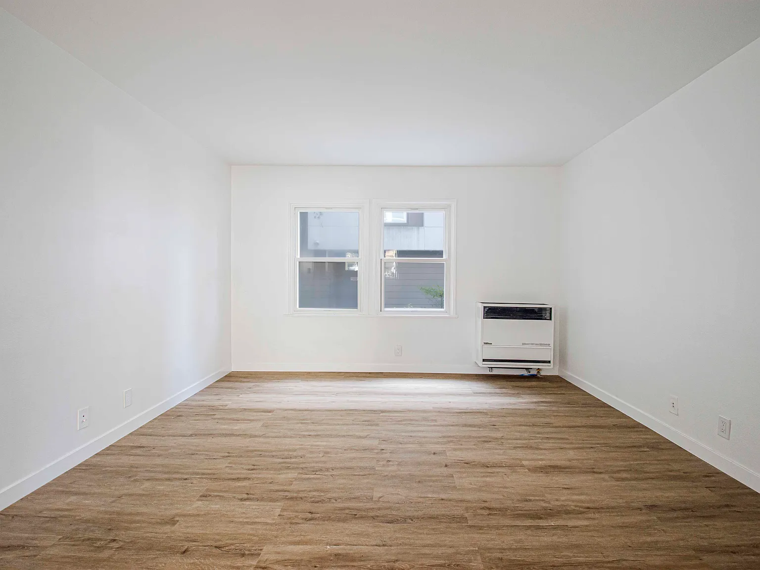~4 Weeks FREE~ Gorgeous Two Bedroom with Vintage Charm and On-Site Laundry ~ In Beautiful Westche... — Photo 2
