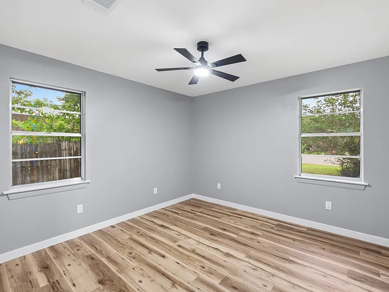 1009 S Jefferson St — Photo 12