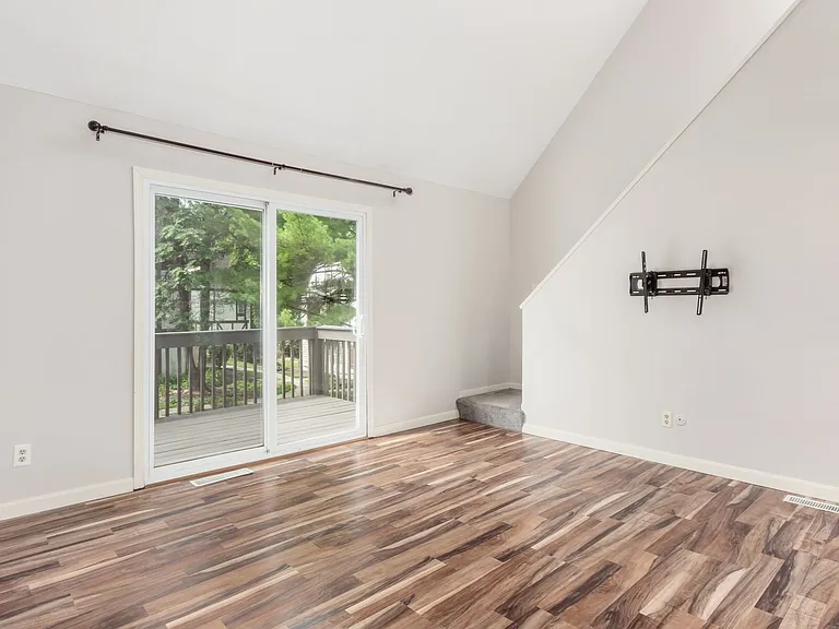 1589 Arlington Ave — Photo 8
