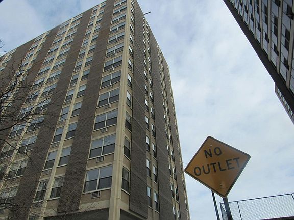 2nd image of 3033 N Sheridan Rd APT 403