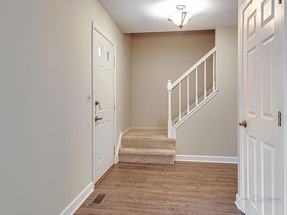 3rd image of 37 Montgomery Ln