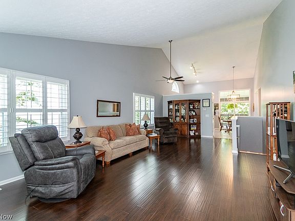 3rd image of 118 Kensington Ct