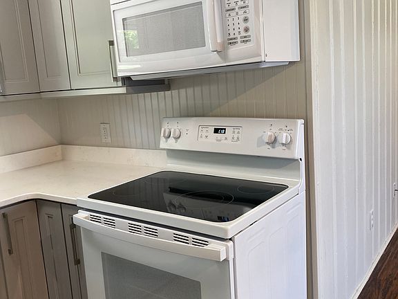 4th image of 72 Shuford St