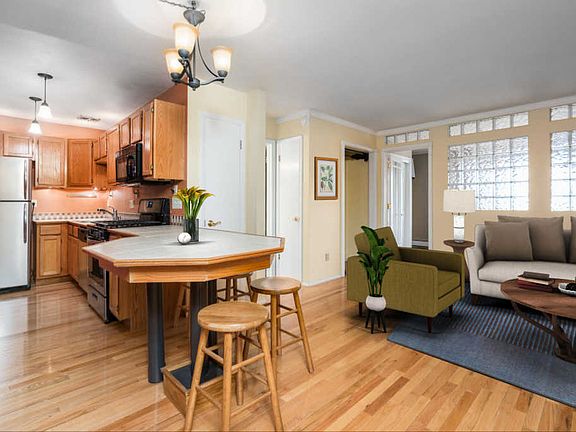 2nd image of 2025 E Greenwich Ave Unit 315
