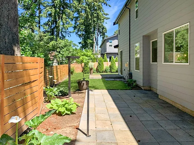 707 Newport Ct NE — Photo 33