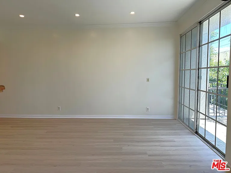 1375 Kelton Ave #404 — Photo 13