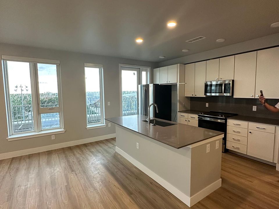 1st image of 2256 Welton St #707