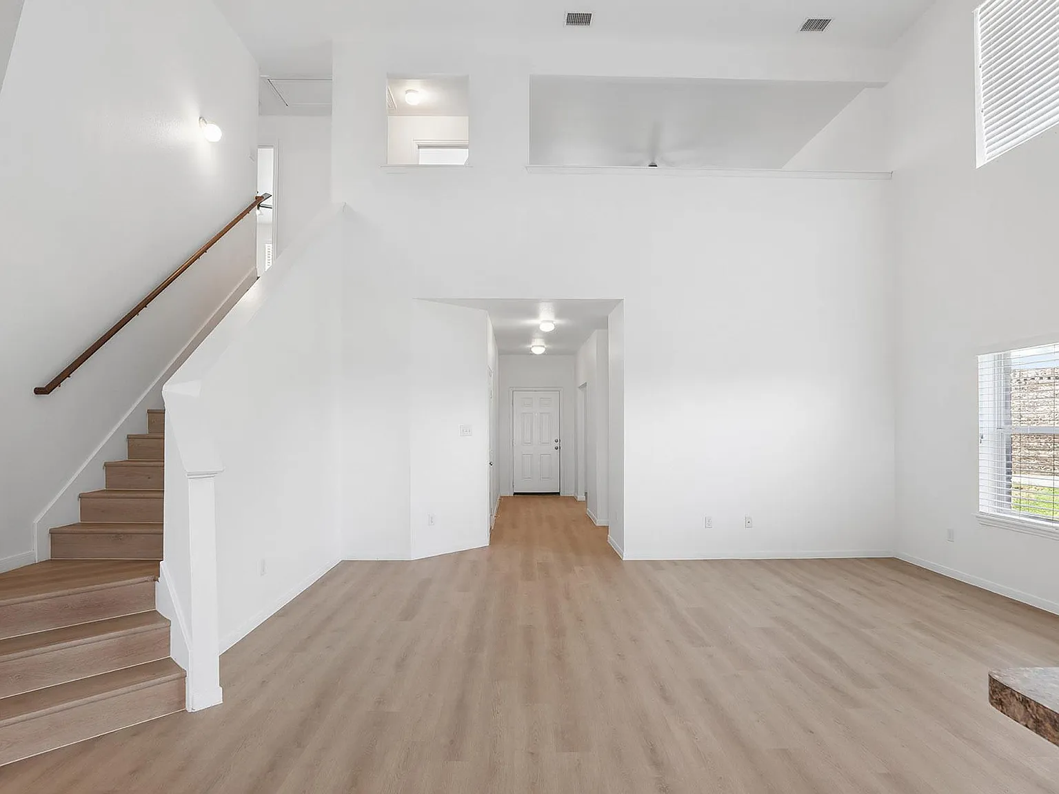 4 bed, 2.5 bath, 2614 sqft, $2,300 — Photo 4