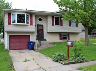 5533 N Thornwood Ave, Davenport, IA 52806