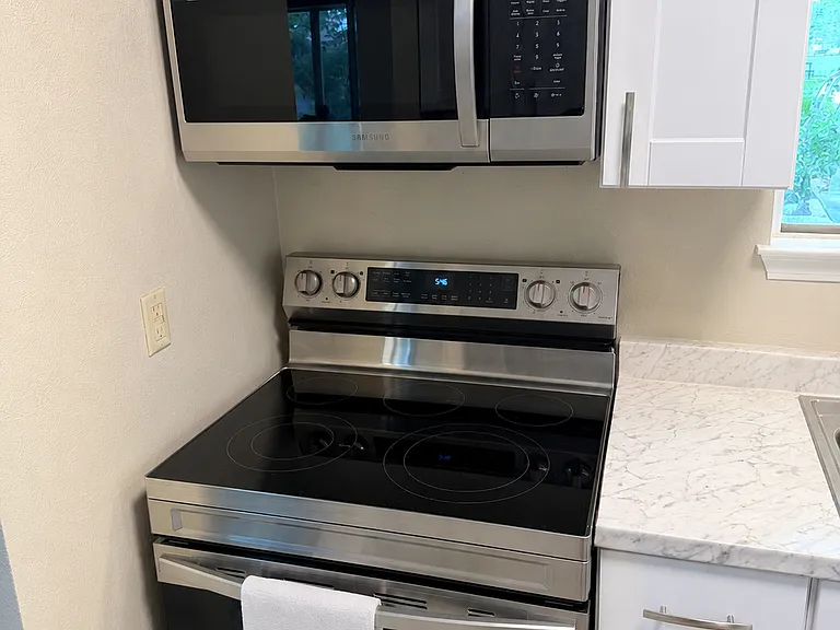 11504 Phoenix Ave NE — Photo 4