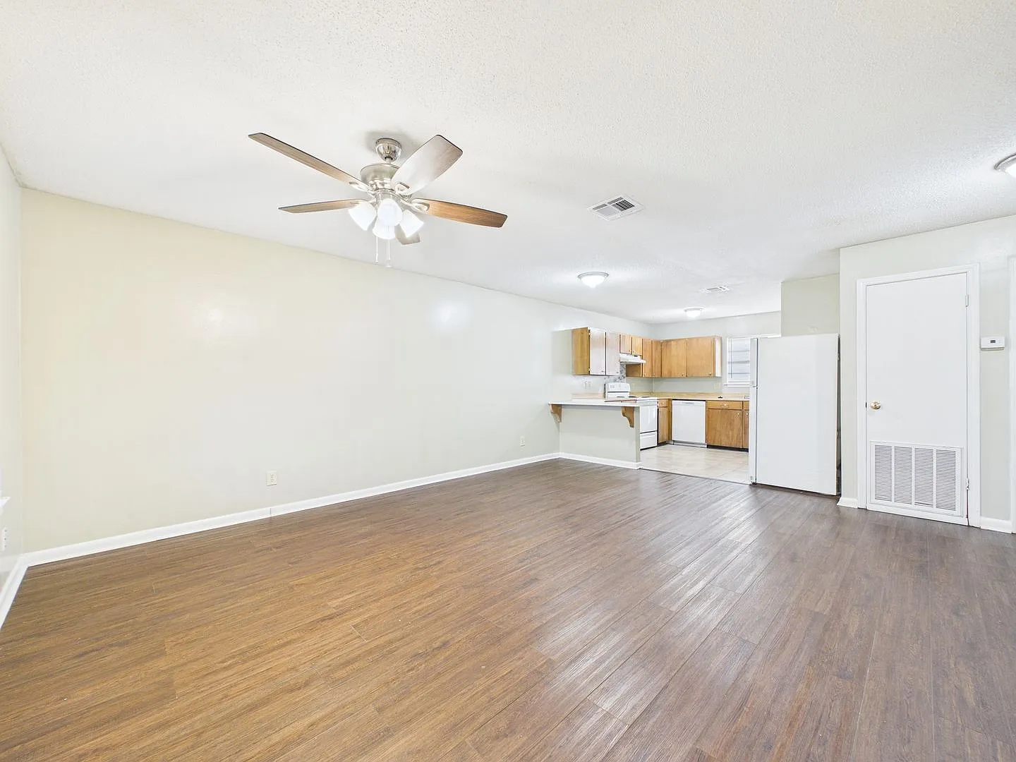 Spacious 2 Bedroom, 1 Bath Apartment on Eraste Landry — Photo 4