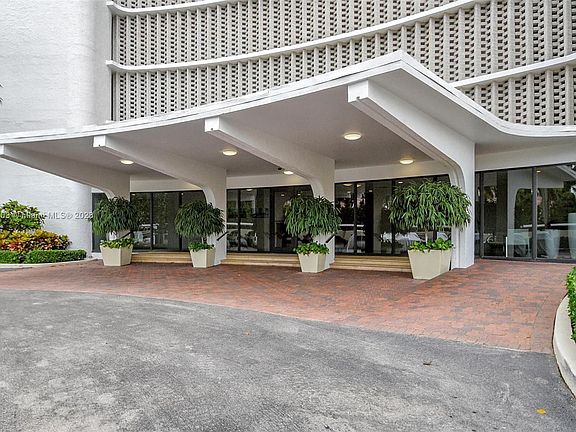 5th image of 1200 S Flagler Dr APT 501