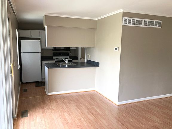 4th image of 108 Lake Village Dr #1