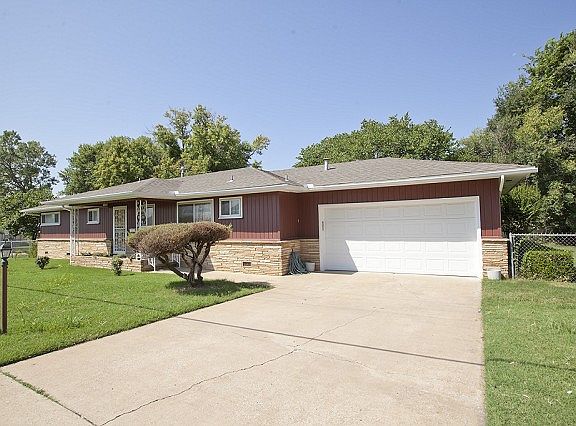 3 bedrooms, 2 living and 2 car garage