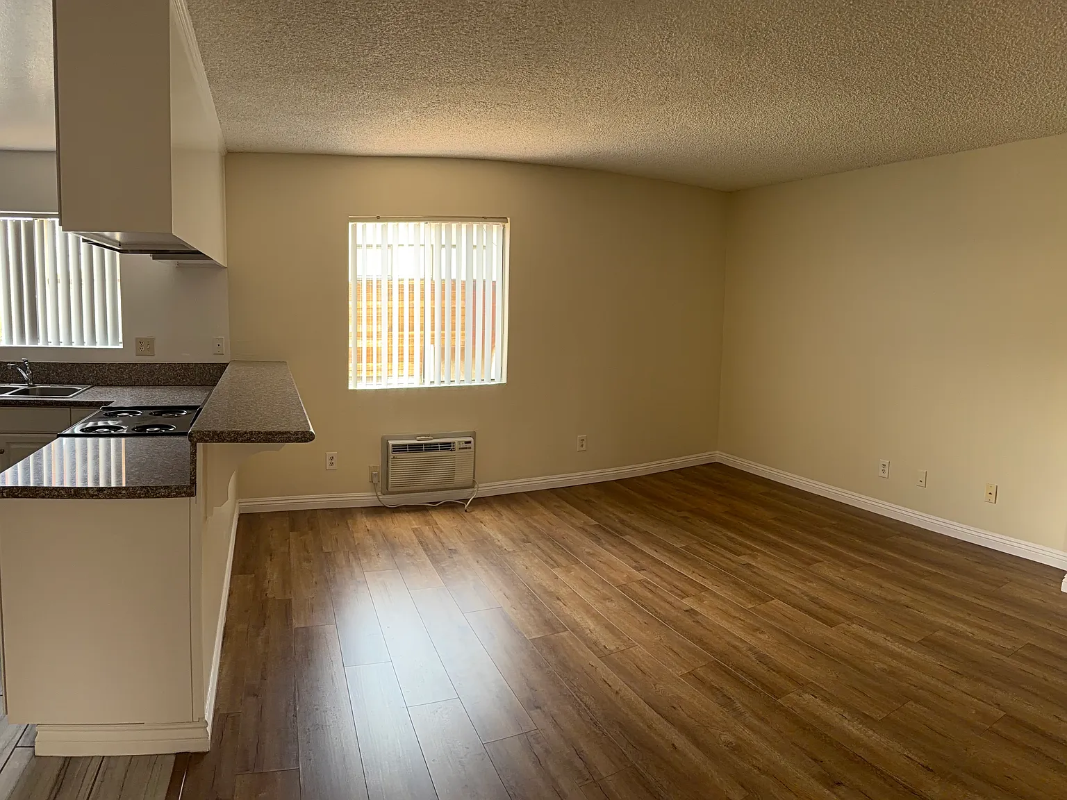 2 bed, 930 sqft, $2,400 — Photo 3