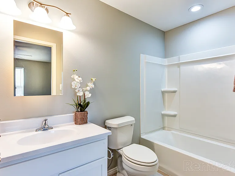 Mercedes Place Apartments — Photo 25