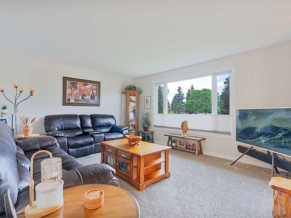 4th image of 1102 SE Lakeview Dr S